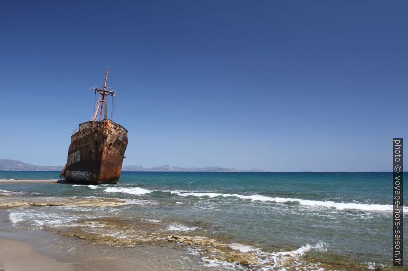 Epave du Dimitros sur la Plage de Valkati. Photo © Alex Medwedeff