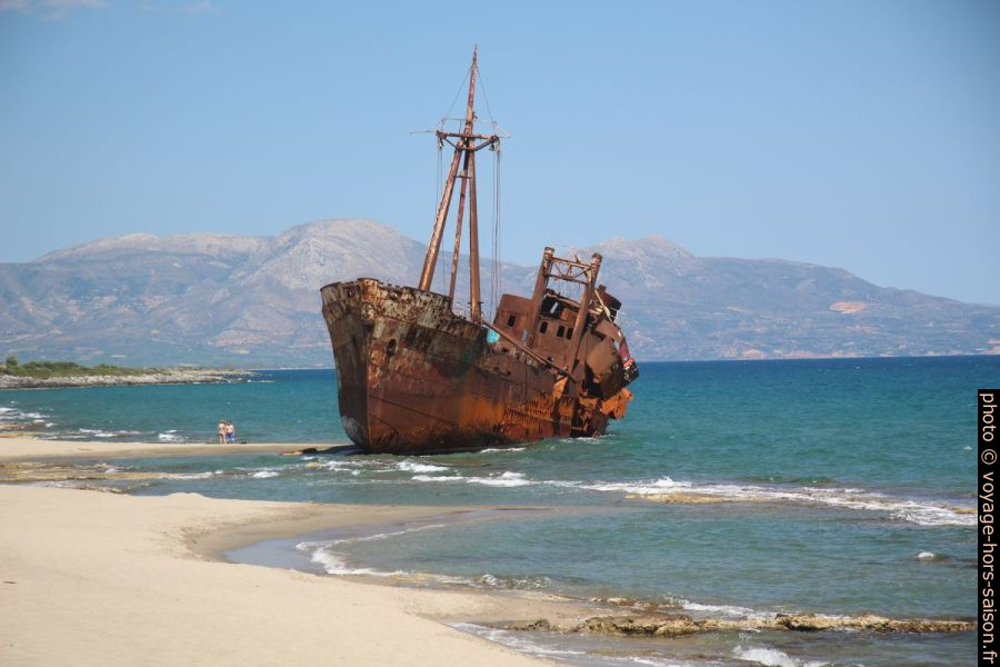 Epave du Dimitros sur la Plage de Valkati. Photo © André M. Winter