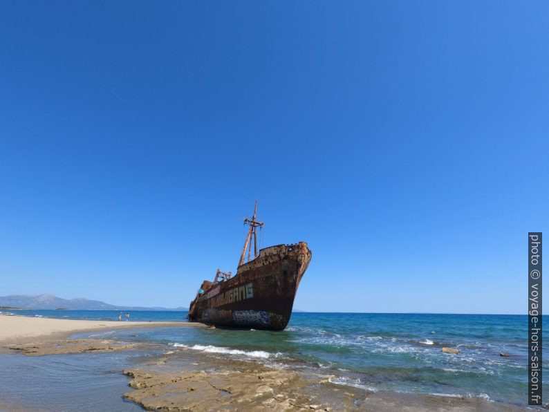 Epave du Dimitros sur la Plage de Valkati. Photo © André M. Winter