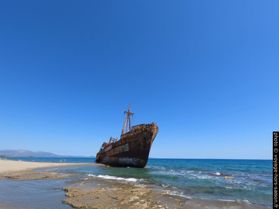 Epave du Dimitros sur la Plage de Valkati. Photo © André M. Winter