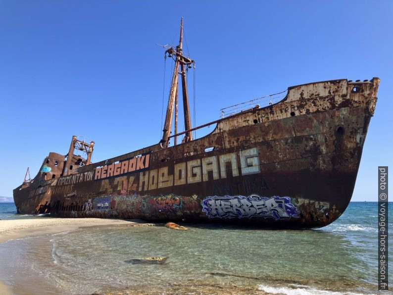 Epave du Dimitros sur la Plage de Valkati. Photo © Alex Medwedeff