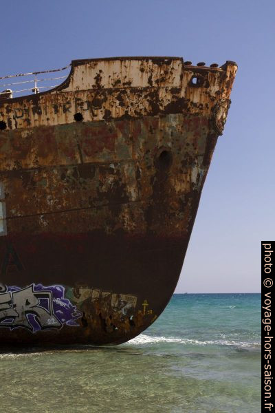 Proue de l'épave du Dimitros sur la Plage de Valkati. Photo © Alex Medwedeff