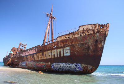 L'épave du Dimitros sur la Plage de Valkati. Photo © André M. Winter