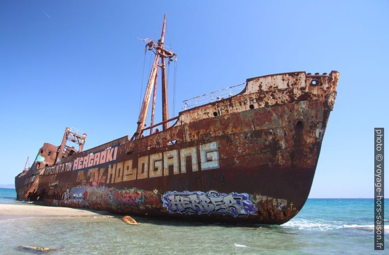 L'épave du Dimitros sur la Plage de Valkati. Photo © André M. Winter