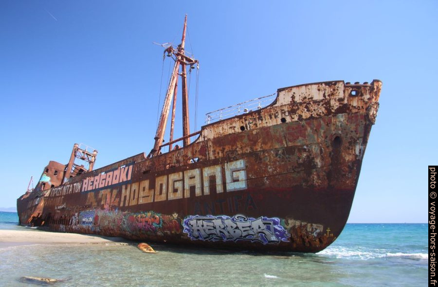 L'épave du Dimitros sur la Plage de Valkati. Photo © André M. Winter