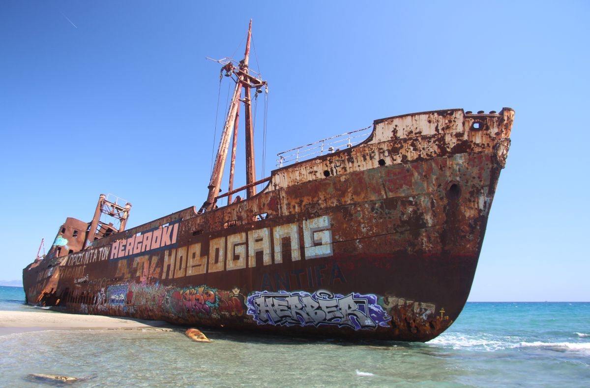 L'épave du Dimitros sur la Plage de Valkati. Photo © André M. Winter