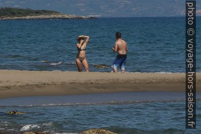 Un couple discute sur la Plage de Valkati. Photo © André M. Winter