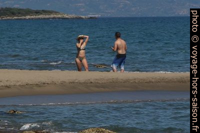 Un couple discute sur la Plage de Valkati. Photo © André M. Winter