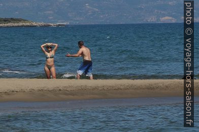 Un couple discute sur la Plage de Valkati. Photo © André M. Winter