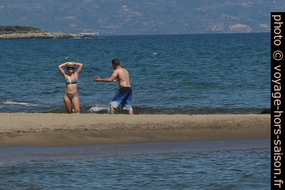 Un couple discute sur la Plage de Valkati. Photo © André M. Winter