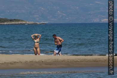 Un couple discute sur la Plage de Valkati. Photo © André M. Winter