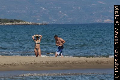 Un couple discute sur la Plage de Valkati. Photo © André M. Winter