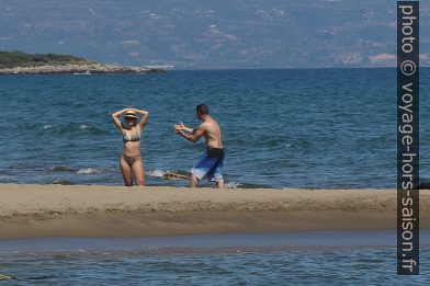 Un couple discute sur la Plage de Valkati. Photo © André M. Winter