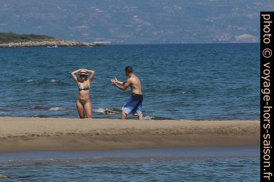 Un couple discute sur la Plage de Valkati. Photo © André M. Winter