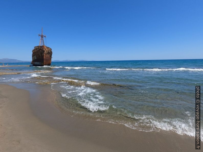 L'épave du Dimitros sur la Plage de Valkati. Photo © André M. Winter