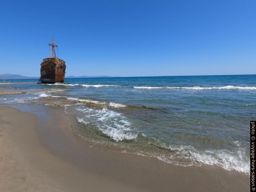 L'épave du Dimitros sur la Plage de Valkati. Photo © André M. Winter