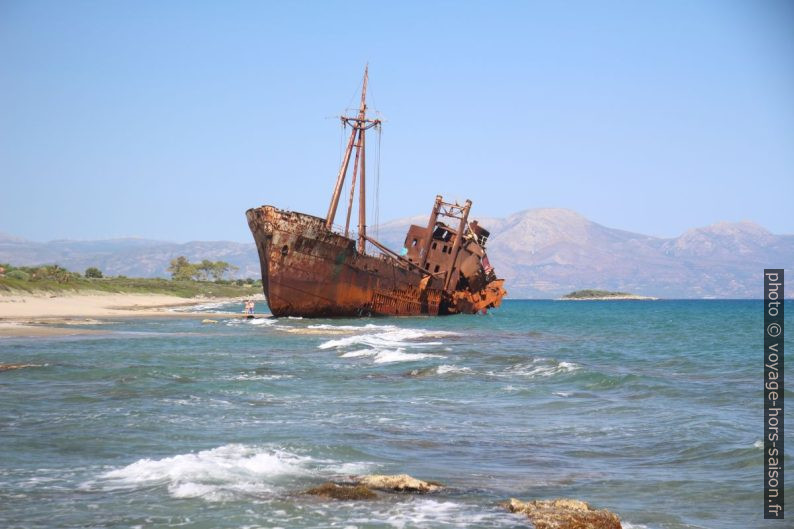 L'épave du Dimitros sur la Plage de Valkati. Photo © André M. Winter