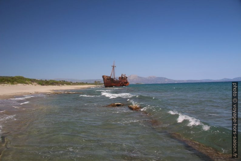 L'épave du Dimitros sur la Plage de Valkati. Photo © André M. Winter