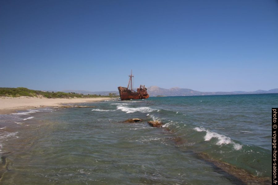 L'épave du Dimitros sur la Plage de Valkati. Photo © André M. Winter