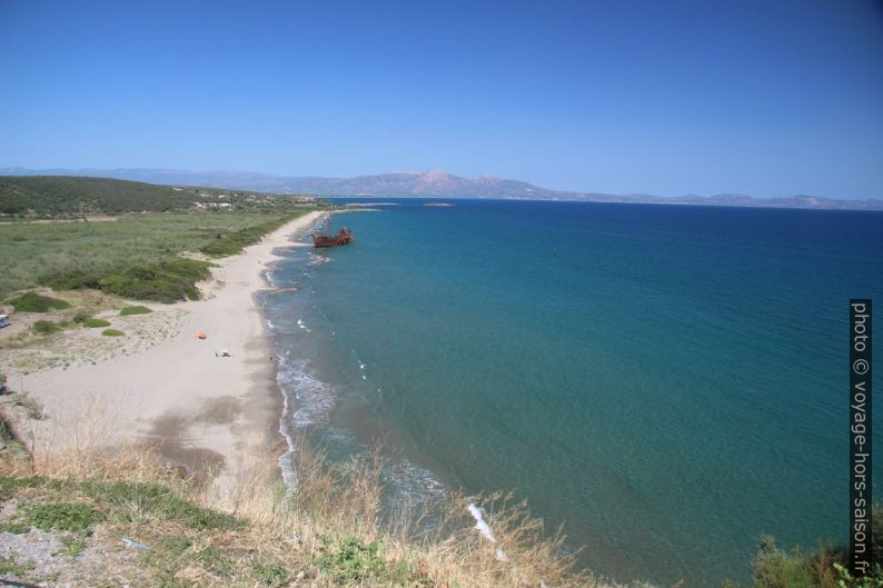 L'épave du Dimitros sur la Plage de Valkati. Photo © André M. Winter