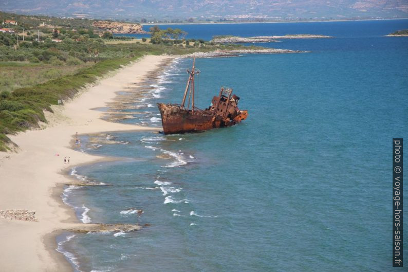 L'épave du Dimitros sur la Plage de Valkati. Photo © André M. Winter