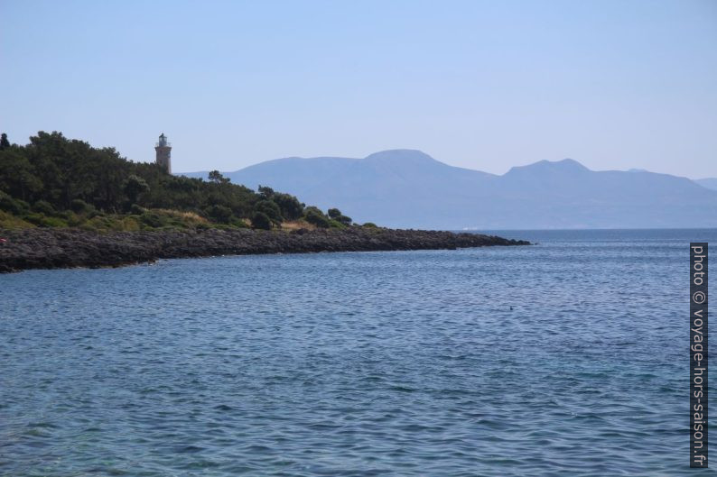 Vue vers le phare de Gythio sur l'île de Kranai. Photo © André M. Winter