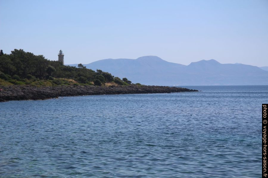 Vue vers le phare de Gythio sur l'île de Kranai. Photo © André M. Winter