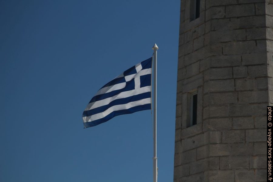 Drapeau grec. Photo © André M. Winter