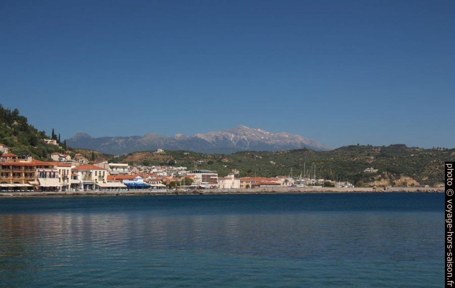 Gythio et la montagne Profitis Ilias. Photo © André M. Winter