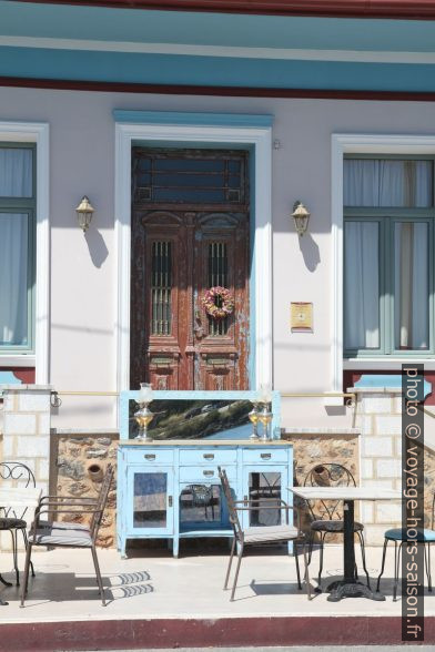 Terrasse en bordure de la rue Gytheiou-Areopolis. Photo © Alex Medwedeff