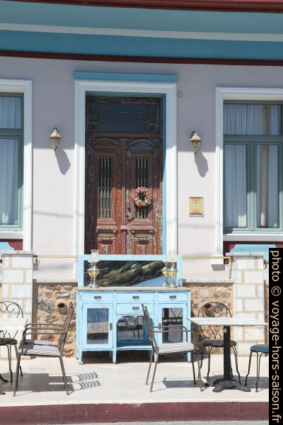 Terrasse en bordure de la rue Gytheiou-Areopolis. Photo © Alex Medwedeff