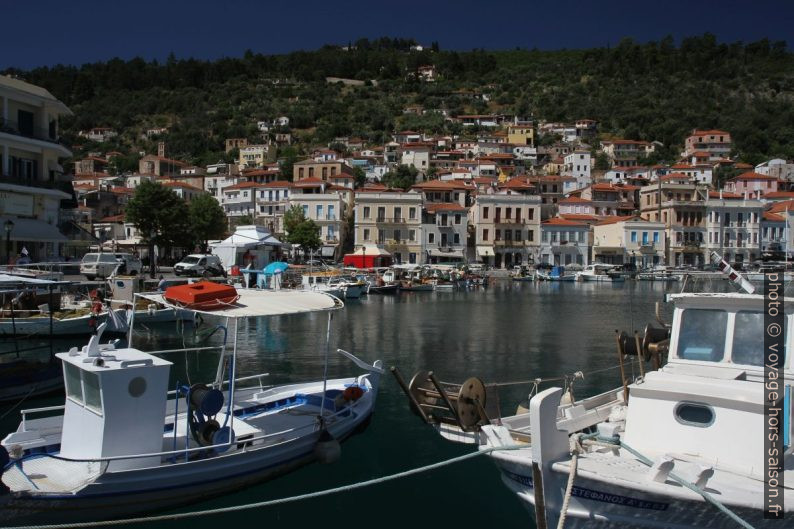 Rade du port de Gýthio. Photo © Alex Medwedeff