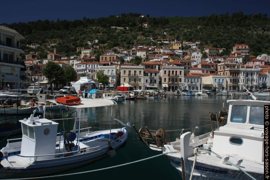 Rade du port de Gýthio. Photo © Alex Medwedeff