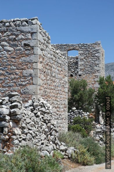 Ruines à Koutrela. Photo © Alex Medwedeff