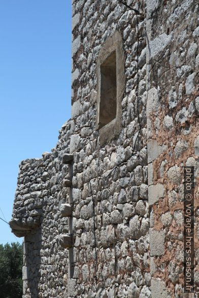 Ruines à Koutrela. Photo © Alex Medwedeff