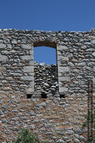 Ruine à Koutrela. Photo © Alex Medwedeff