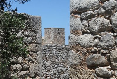 Ruine de tours maniotes d'Agios Georgios Minas. Photo © Alex Medwedeff