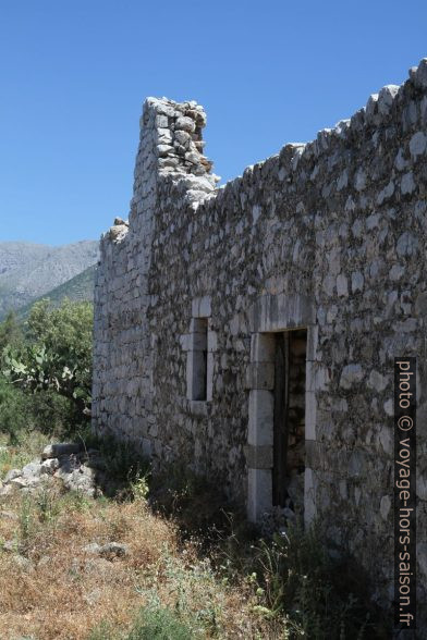 Ruine à Agios Georgios Minas. Photo © Alex Medwedeff