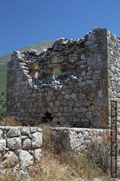 Ruine à Agios Georgios Minas. Photo © Alex Medwedeff