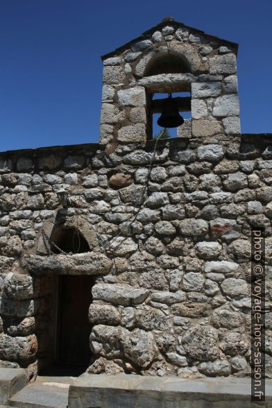 Clocher-mur de la chapelle Agios Nikolaos à Agios Georgios Minas. Photo © Alex Medwedeff