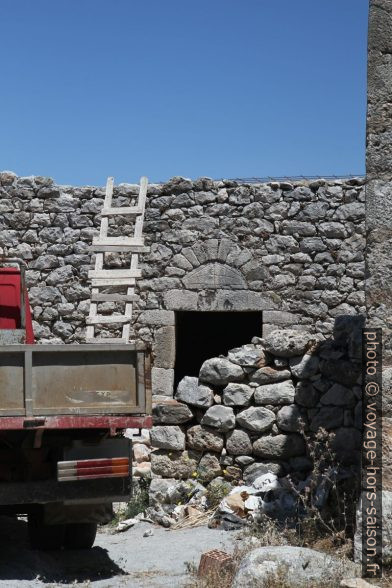 Réparations à Agios Georgios Minas. Photo © Alex Medwedeff