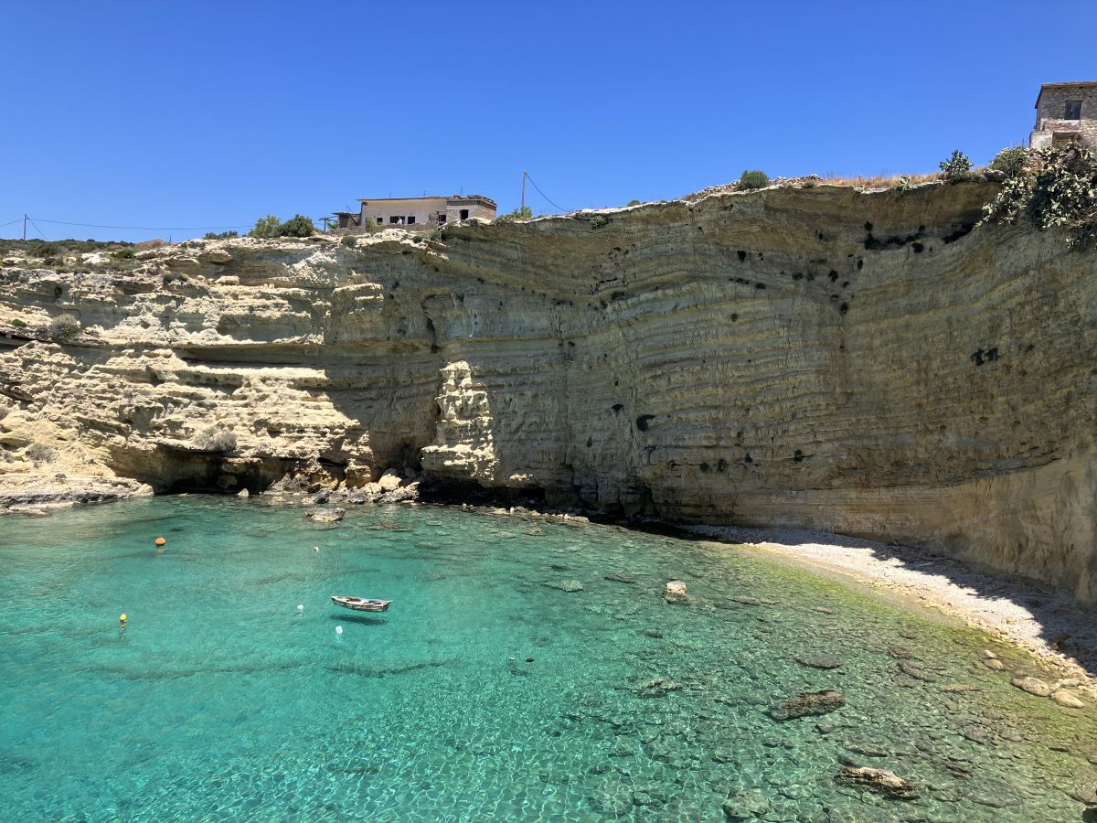 La baie ronde de Mezapos. Photo © Alex Medwedeff