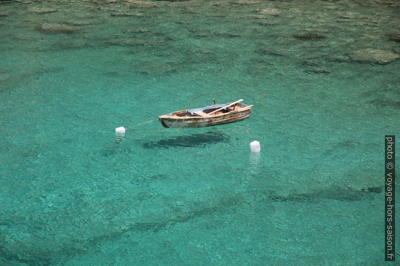 Barque sur l'eau transparente de Mezapos. Photo © André M. Winter