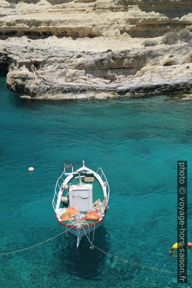 Bateau de pêche sur l'eau transparente de Mezapos. Photo © Alex Medwedeff