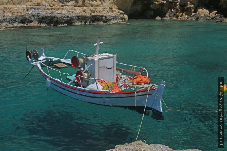 Bateau de pêche sur l'eau transparente de Mezapos. Photo © André M. Winter