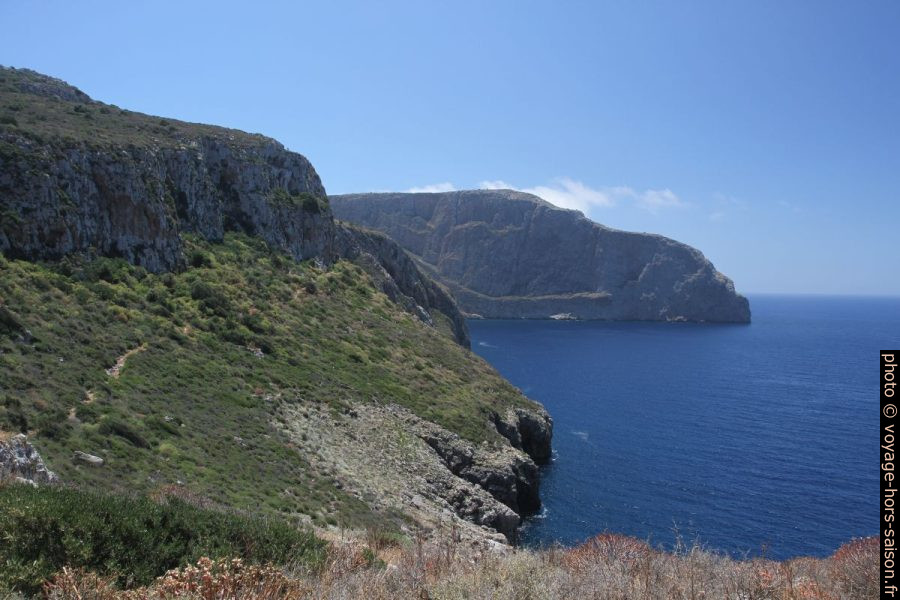 La falaise de l'église Odigitria et le Cap avec la chapelle Ágios Theódoros. Photo © André M. Winter