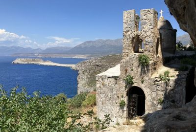 L'église Odigitria et le Cap Tigani. Photo © Alex Medwedeff