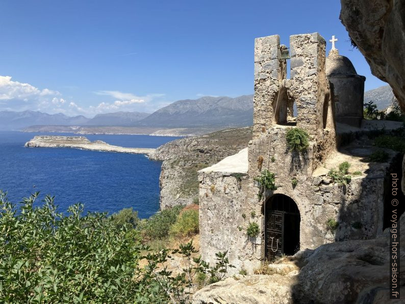 L'église Odigitria et le Cap Tigani. Photo © Alex Medwedeff