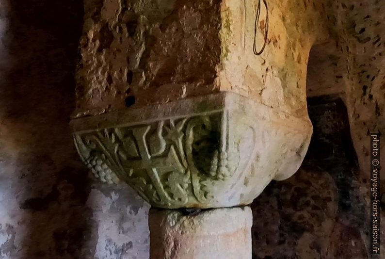 Un chapiteau du choeur de l'église Odigitria. Photo © André M. Winter