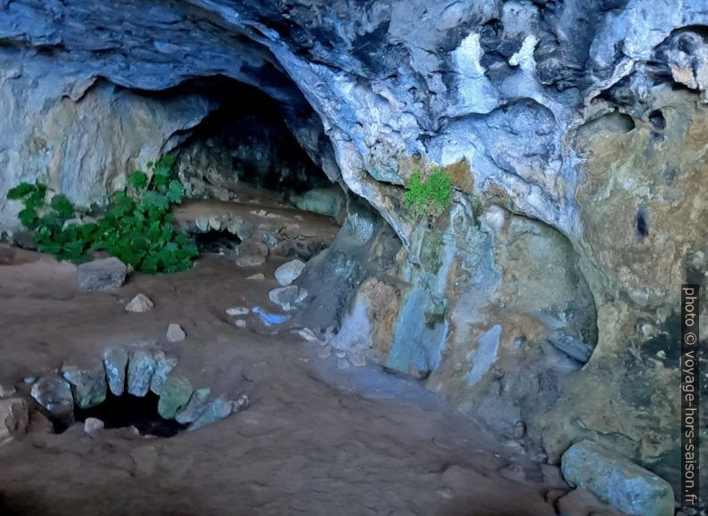 Citerne dans une grotte derrière l'église Odigitria. Photo © André M. Winter